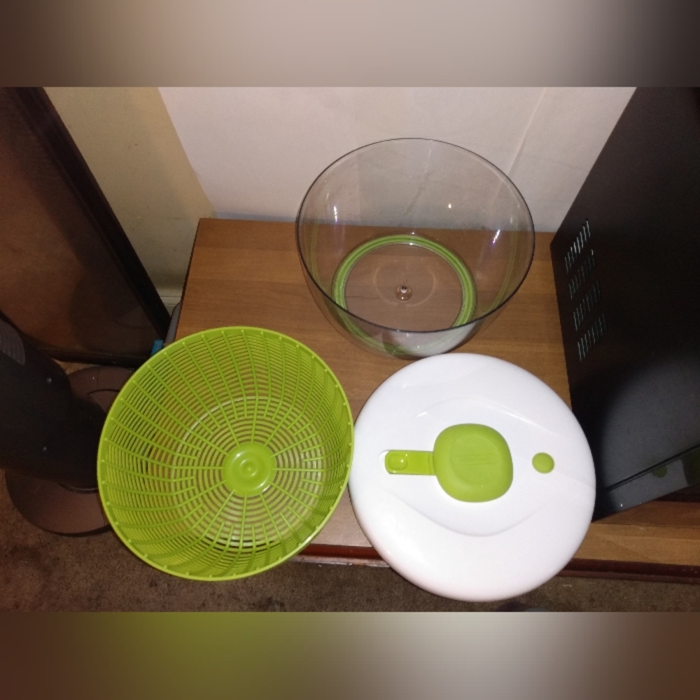 Farberware Pro Pump Salad Spinner Bowl, Colander & Built in Draining System